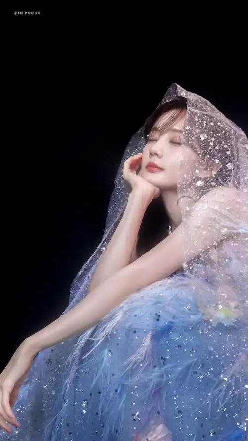 看见李一桐一次就陷入爱河一次,这次婚纱造型又轻轻把我秒了,这就是