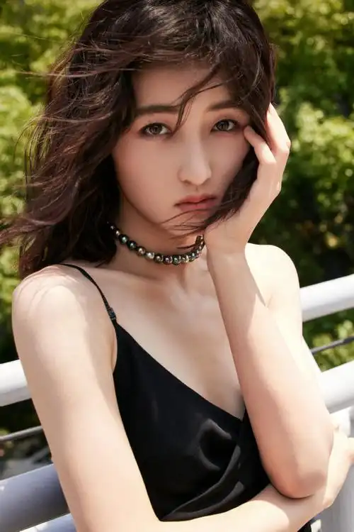 张子枫超话@张子枫热情的风扫过,空气里热浪灼人,踏上路的时候,一切都