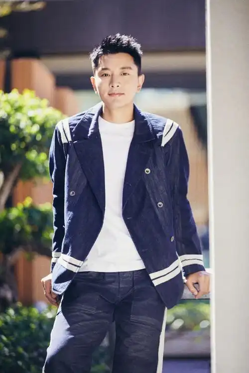 贾乃亮阳光帅气写真图片