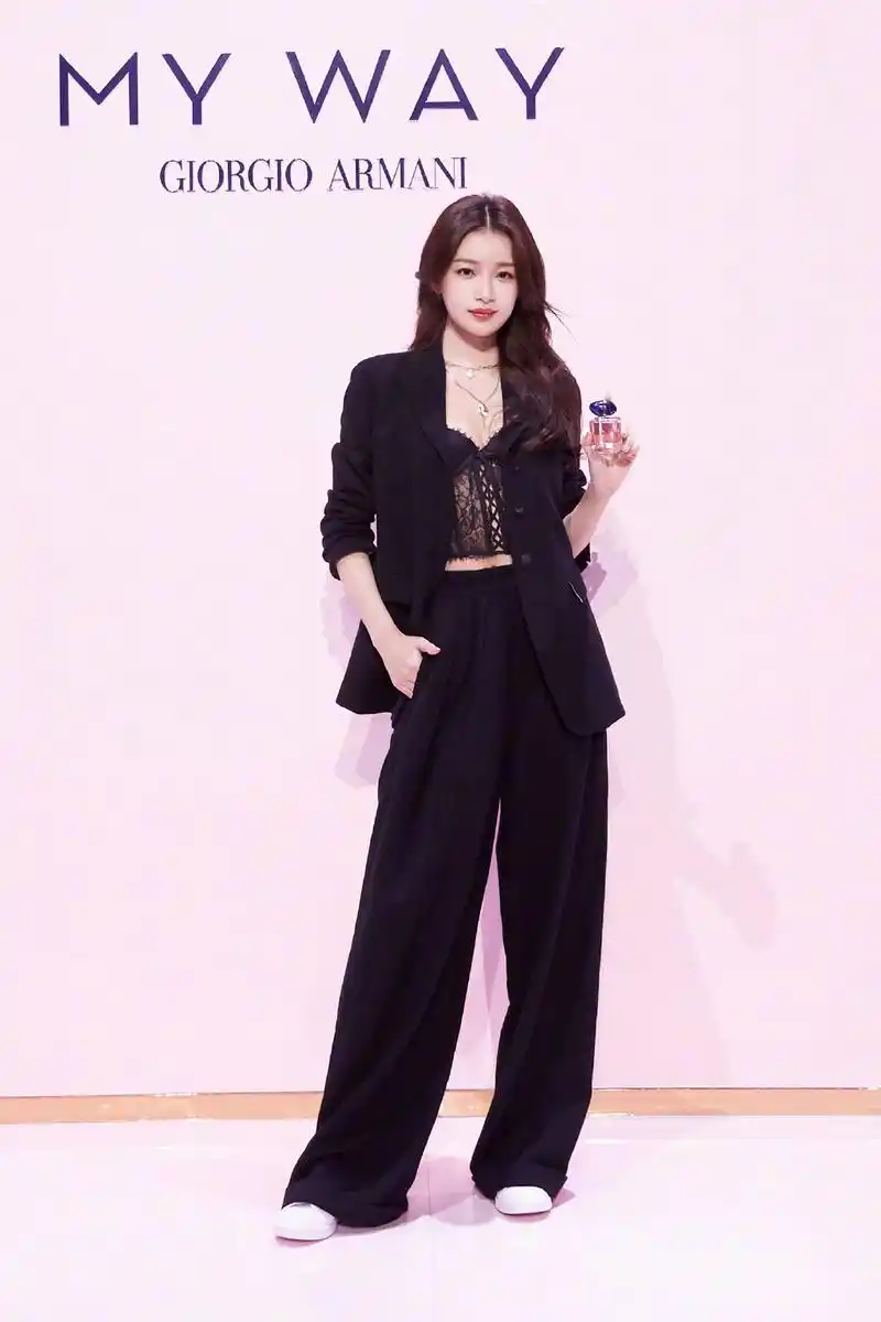 孙怡的黑色蕾丝睡衣,又美又飒又性感