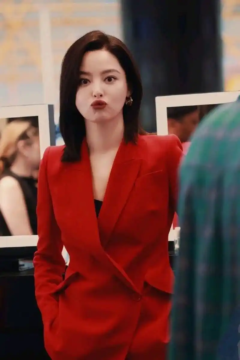 辛芷蕾在上海出席活动,她这次穿了一身红色的西装,看上去潇洒又迷人