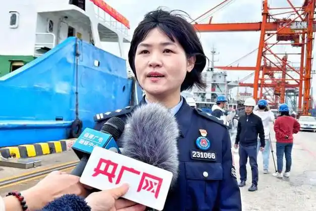 福州边检站边检处副处长张明娟介绍边检工作(央广网记者 龚雯 摄)10日