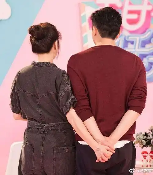 张智霖袁咏仪买包后现身外滩漫步,夫妻专属牵手方式超浪漫