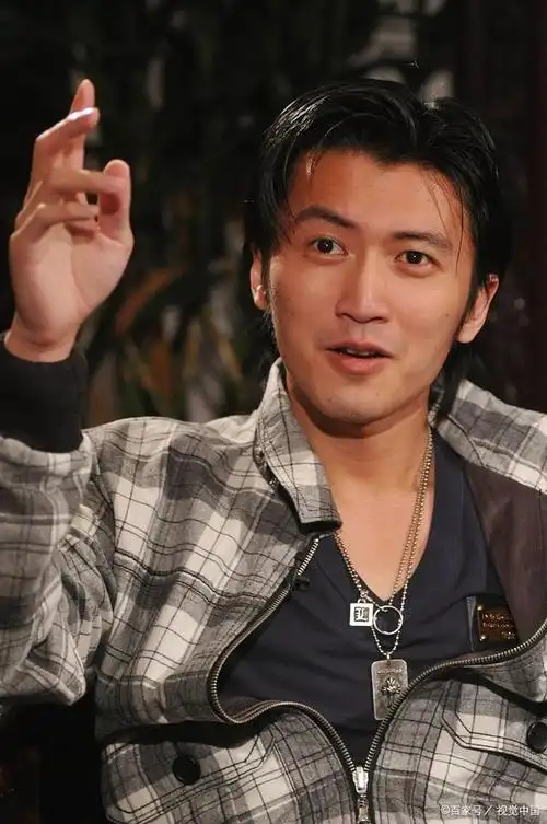 谢霆锋与16岁长子合体返港,机场晒温馨父子情,细节尽显严父家