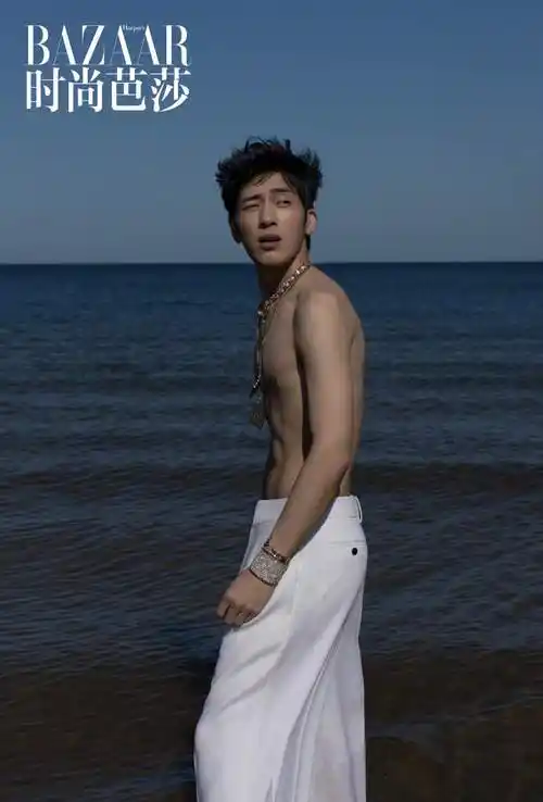 平坦小腹光滑美背井柏然夏日大片被赞