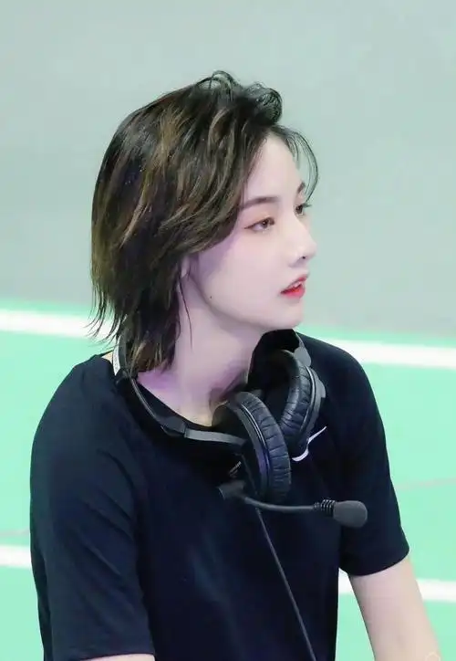 赵粤的气质可塑性比较强,可男装可女装的不设限造型,也让她在吸粉上