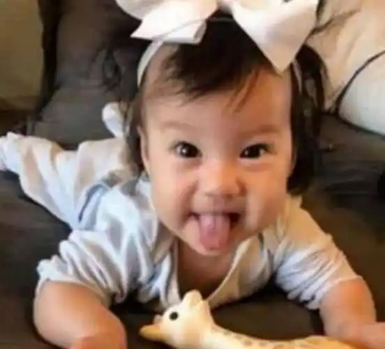 林心如和霍建华的女儿小海豚,酷似哪明星,调皮可爱模样引发热议_五官