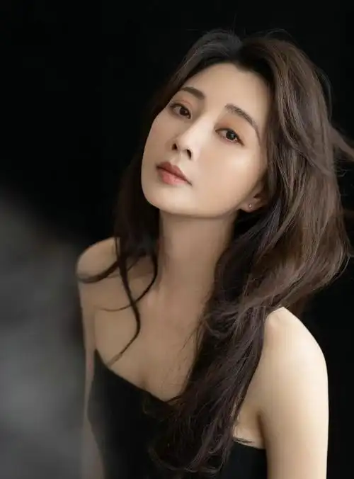 才貌双全的殷桃,美艳动人,温婉秀丽的写真照!__财经头条