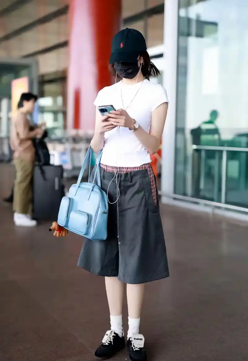宋妍霏机场新照,白体恤搭配拼接阔腿中裤,时尚潮流范十足,爱了爱了!