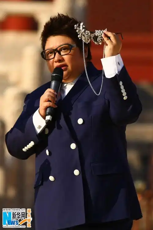 韩红启动世界巡回演唱会 戴眼镜耍酷自曝不修片