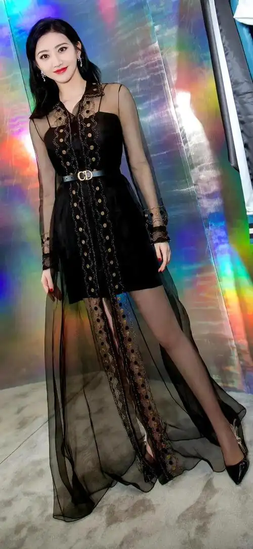 2021年,景甜与张彬彬搭档的奇幻剧《司藤》开播,饰演女主角司藤,外表