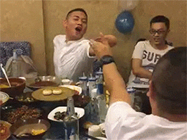 爆笑gif图:美女表情真丰富,看到了什么不该看的吗?