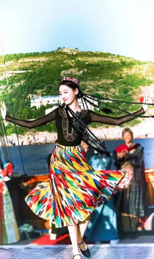 被誉为是新疆四美之一的迪丽热巴,拥有着少数民族新疆血统,逆天美颜有