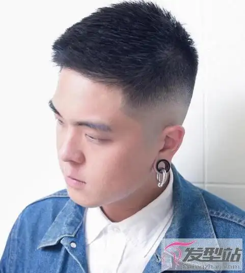 这款寸头发型同样是两边剃造型,顶部保留一定的碎发,展现出立体的五官