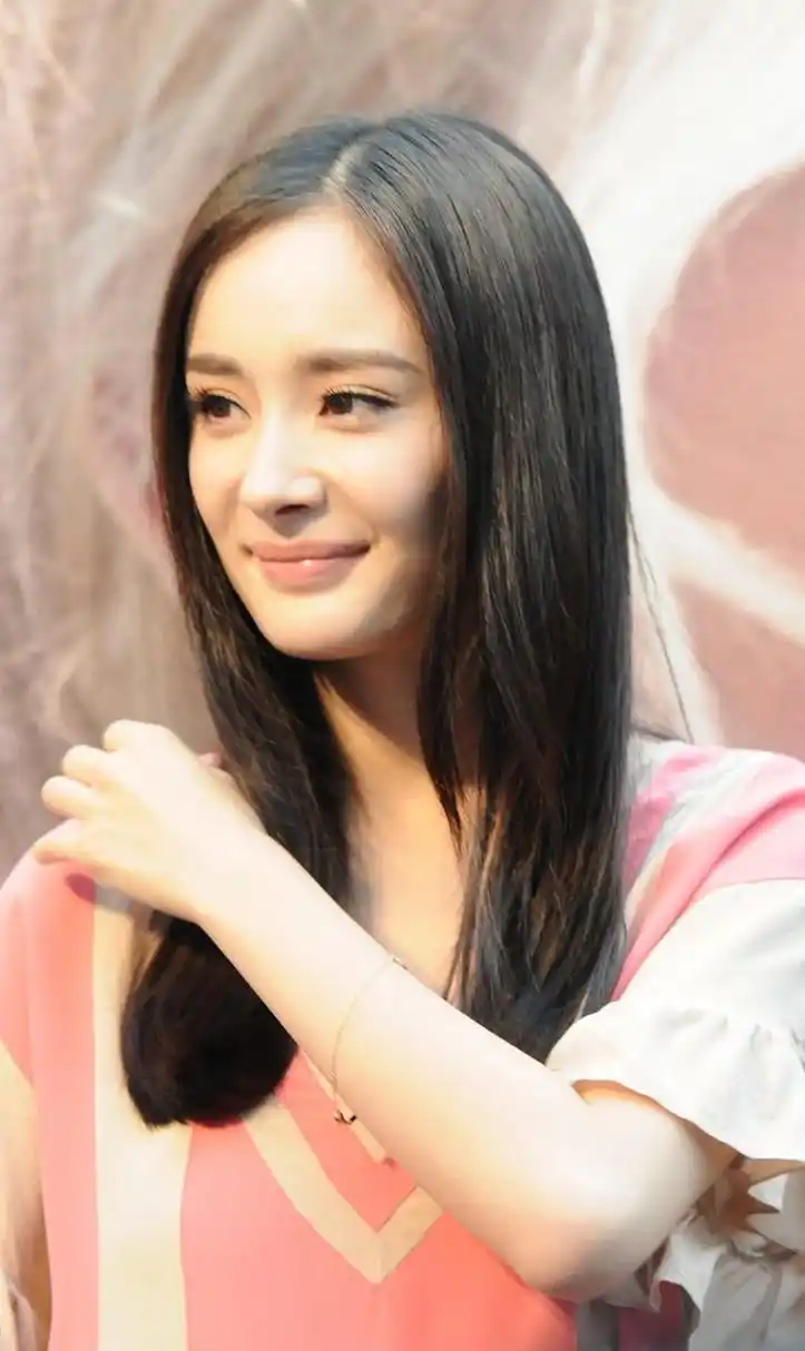 刘丹母亲节拒谈杨幂#  记者好奇怪,大幂幂已经和人家儿子离婚好几年