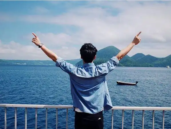 无论你是面朝大海,还是站在繁华都市路口,漫步在城市的街头,拍背影都