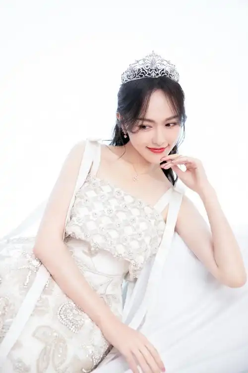 简介:唐嫣白裙皇冠仙气写真图片,分享一组唐嫣图片给大家,图中的明星