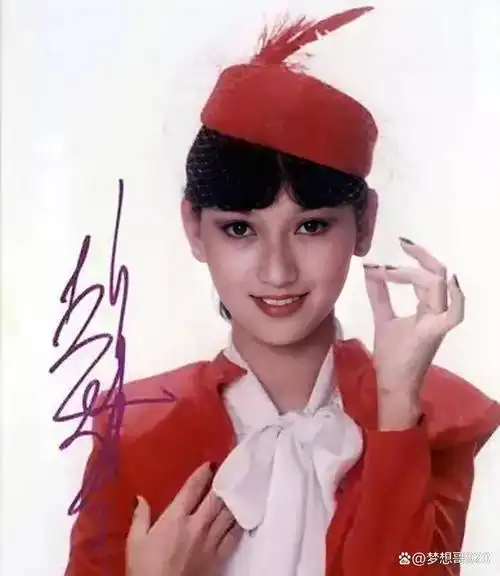 小时候的赵雅芝很调皮,常与小伙伴一起爬树抓鸟.