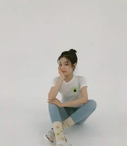 李兰迪瘦下来不得了意外带火牛油果袜配丸子头美得不像20岁