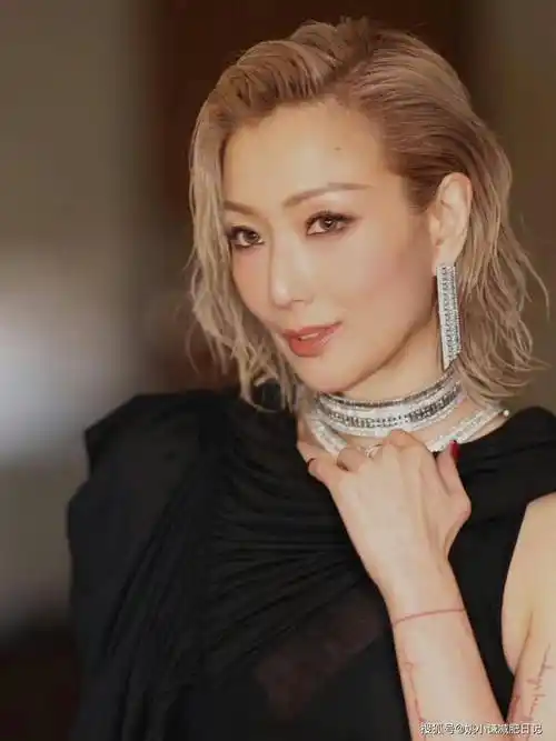 郑秀文,这位拥有傲人音乐才华和惊人颜值的女神,近日频频上热搜,不是