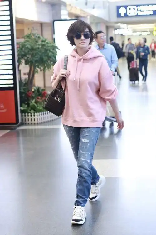 牛仔裤的搭配造型李小冉牛仔裤服装在演艺圈里很有名的李小冉,她在