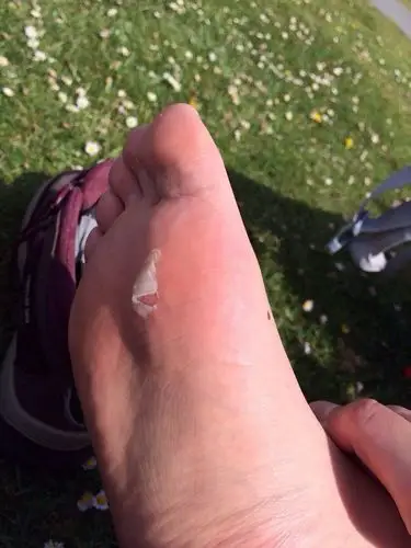 这样一双大脚 大家就姑且当作男人的吧!