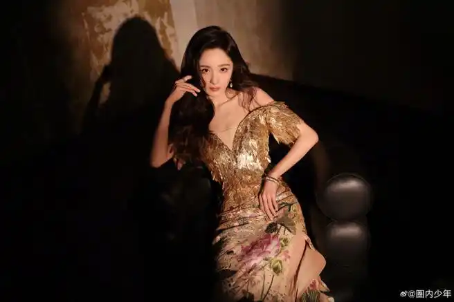 杨幂金色羽翼亮片裙##杨幂国风鎏金亮片裙