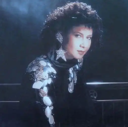 一代歌后嫁豪门丈夫离世后借精生女痴情女星甄妮