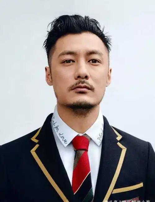 余文乐晒与女儿牵手照,女儿因早产出生仅2斤,称因女儿不想工作_香港