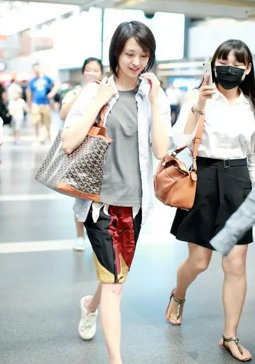 郑爽上半身穿条纹短衬衫内搭灰色t恤,下半身穿运动短裤,脚穿小白鞋