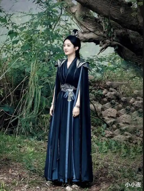 与凤行赵丽颖新剧曝光花絮照深蓝侠影惊艳全场