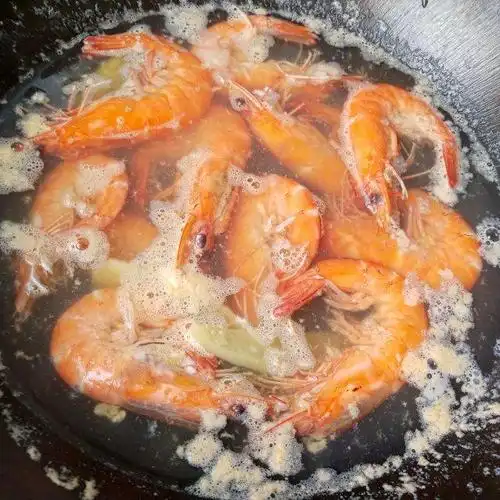 第5步,再次烧开后煮1分钟关火,虾肉容易熟,不要煮太久.