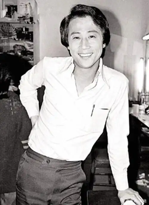 香港著名演员夏雨30岁儿子近照曝光,浓眉大眼已低调出道当主持