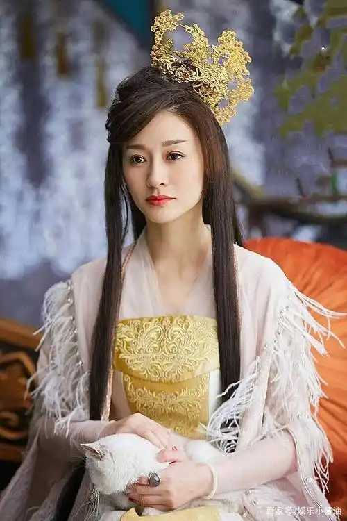 对此李小冉也说出了自己的看法,在古装剧里,没有成亲的女性是不可以把