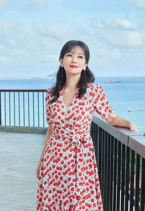68岁的赵雅芝真冻龄,穿苹果裙,配樱桃耳环,宛如28岁年轻小姑娘_身体