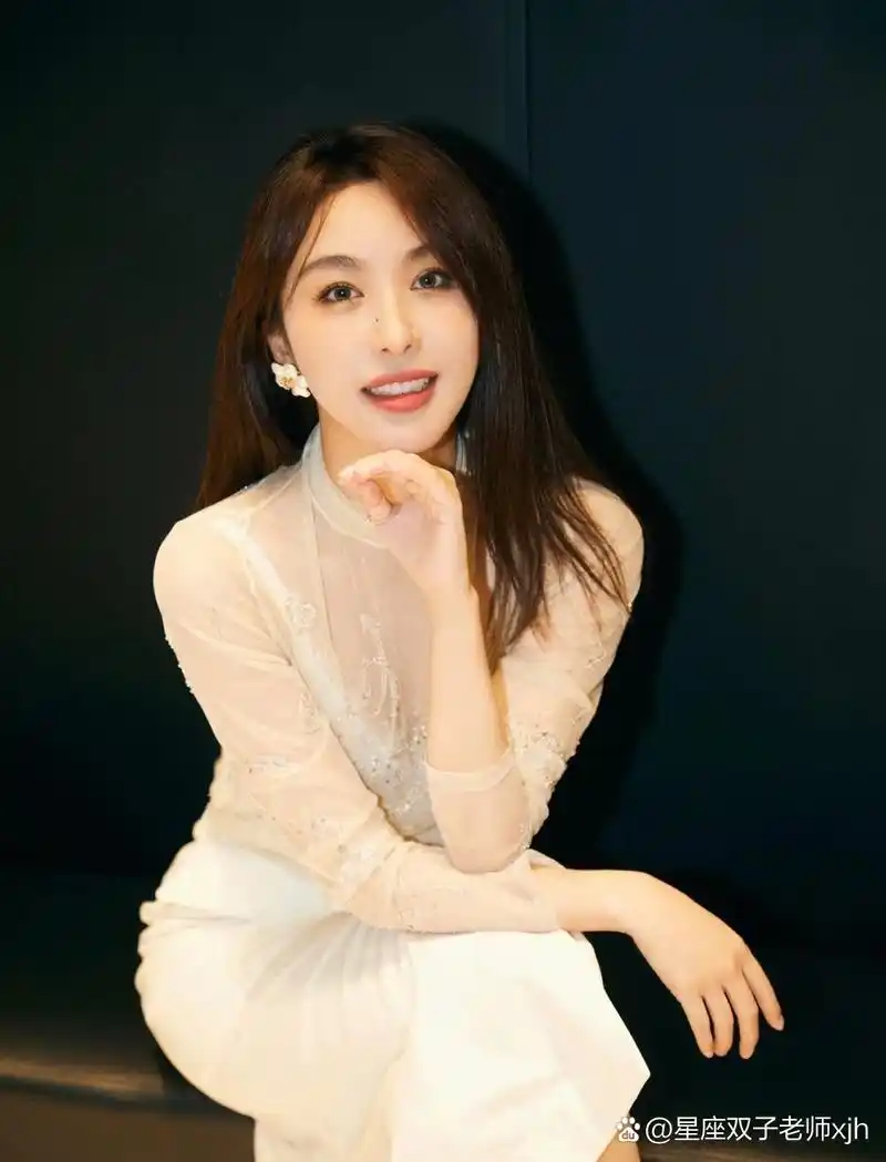 李菲儿:颜值与才华并存,娱乐圈新风向标 李菲儿,娱乐圈的新星,以她