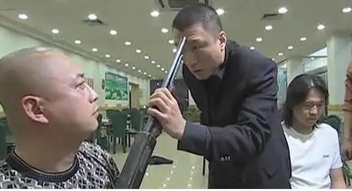 刘华强:你不懂,(迟疑一会)我记的我小时候家里特别穷,特别特别穷!