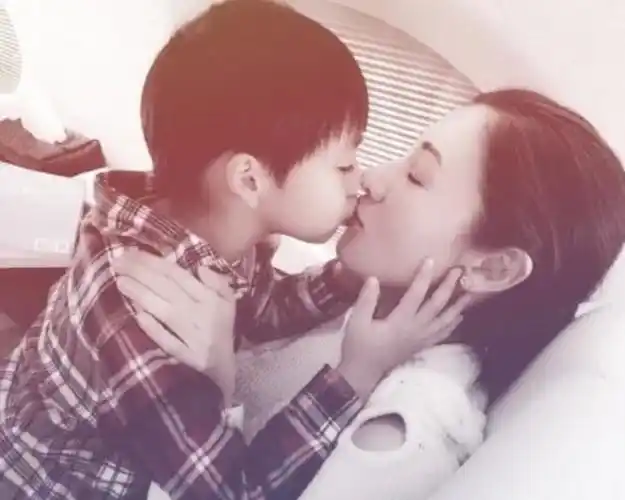 王子文为儿子高调庆生,晒出两人亲吻照,母子嘴对嘴惹争议!