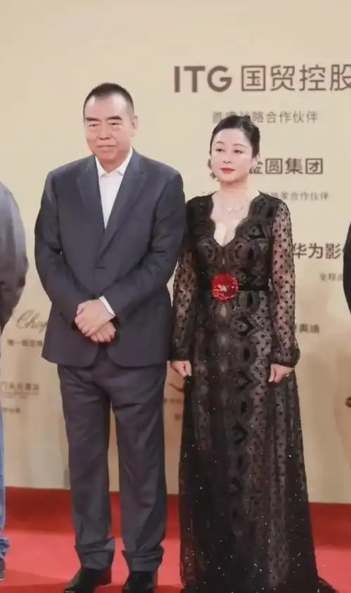 陈凯歌和老婆陈红牵手同走红毯引围观,55岁陈红状态超好,显年轻
