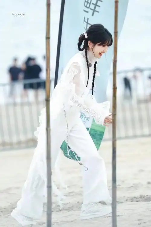 毛晓彤碎钻眼妆##毛晓彤双马尾麻花辫