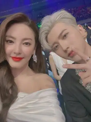 蔡徐坤和张雨绮合照公开 喜欢比剪刀手的银发大帅哥