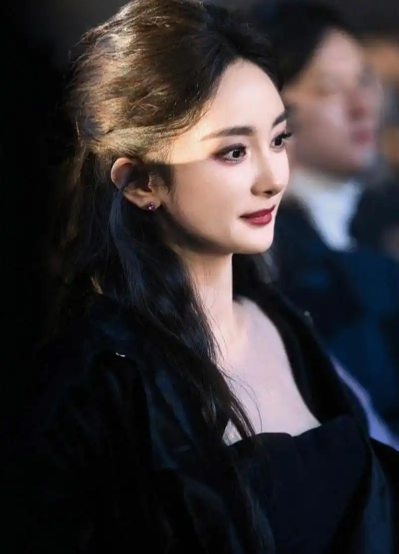 杨幂侧颜好绝,柔美中又带几分高冷