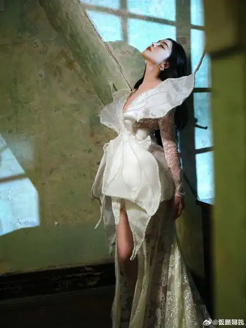 娜扎的脸蛋和身材真的穿什么都好看……|古力娜扎_新浪新闻