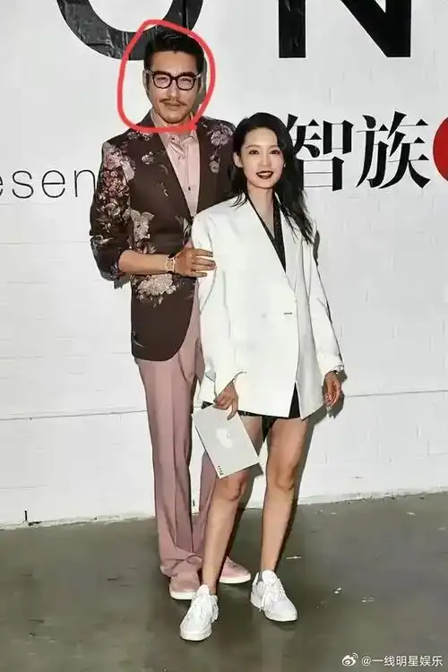 李沁一米七左右,胡兵比李沁高一个头,应该有1米九#李沁