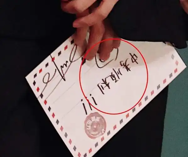 丁程鑫跨年舞台,愿望卡片不小心露出,简单的四个字却让粉丝泪崩