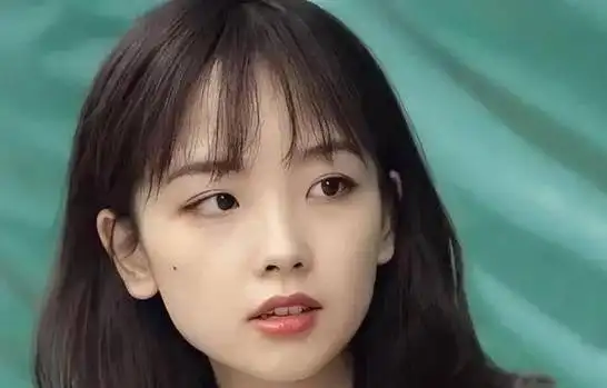 央视主持人王冰冰:因"初恋脸"走红网络,风光的背后有辛酸?