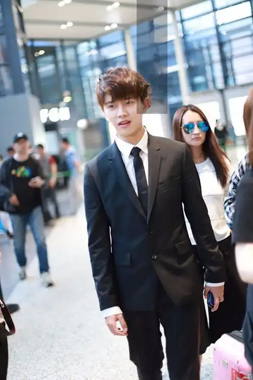 任嘉伦穿西装革履现身机场低头行走玩手机总裁范儿十足