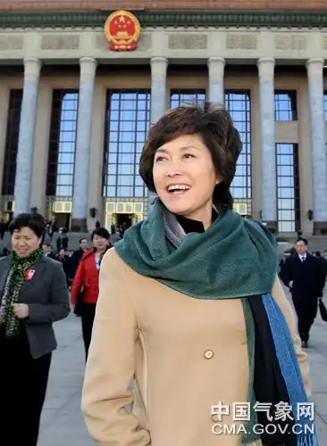 > 新闻播报    说起敬一丹,公众再熟悉不过的央视著名主持人,资深记者