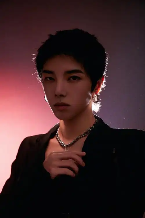 华晨宇修身西装光影大片写真图片19