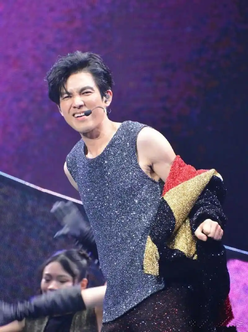 钟汉良肌肉线条明显身材也没走样但人气比起前些年确实是低了不少